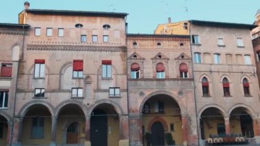 Bologna 'nın eski kenti Emilia Romagna' daki Piazza Santo Stefano 'nun tarihi binası, kırmızı kepenkleri ve ortaçağ mimari detayları gündoğumunda hiç kimse yoktu. Seyahat