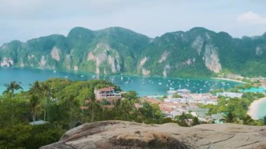 Andaman Denizi, Krabi, Tayland 'da tatil köyleri ve yatlarla tropikal ada Phi Phi Don' un havadan görünüşü. Hava görüntüsü. Popüler turistik tatil beldesi.