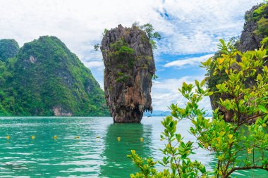 Tayland 'da Phuket yakınlarındaki James Bond adasında. Tayland, Phang Nga Körfezi 'ndeki Khao Phing Kan adası. Asya 'da popüler seyahat ve turistik durak.