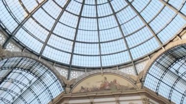 İtalya, Milan 'daki Galleria Vittorio Emanuele II' nin karmaşık cam kubbesi. Milano 'daki en eski İtalyan alışveriş merkezi neoklasik mimarisi. Popüler turistik dönüm noktası.