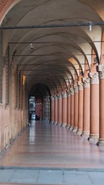 İtalya, Emilia Romagna, Bologna 'daki Piazza Santo Stefano' daki Portico sütunları. Porticolar kemerli yol. Dikey oryantasyon. Avrupa 'da seyahat hedefi.