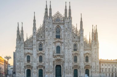 Milan Katedrali Katedral meydanında sabah, Milan, Lombardia, İtalya. Duomo di Milano ile Piazza del Duomo. Karmaşık Gotik mimari..