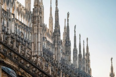 Milan Katedrali 'nin gotik mimarisi. Kuleleri, heykelleri, zirveleri ve süslü süslemeleri var. Milan, Lombardia, İtalya. Duomo di Milano 'yu detaylı mimari ile kapatın..