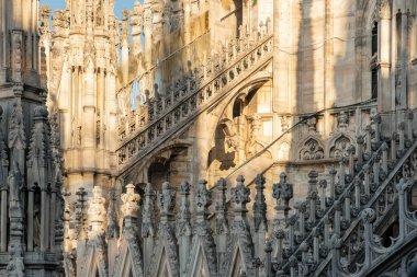 Milan Katedrali 'nin gotik mimarisi. Kuleleri, heykelleri, zirveleri, uçan payandaları ve süslü balyaları var. Milan, Lombardia, İtalya. Duomo di Milano 'ya ayrıntılı bir şekilde yaklaş.