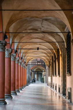 İtalya, Emilia Romagna, Bologna 'daki Piazza Santo Stefano' daki Portico sütunları. Porticolar kemerli yol. Dikey oryantasyon. Avrupa 'da seyahat hedefi.