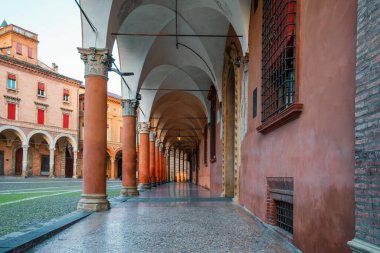 İtalya, Emilia Romagna, Bologna 'daki Piazza Santo Stefano' daki Portico sütunları. Porticolar şehir meydanında kemerli geçitten geçtiler. Avrupa 'da seyahat hedefi.