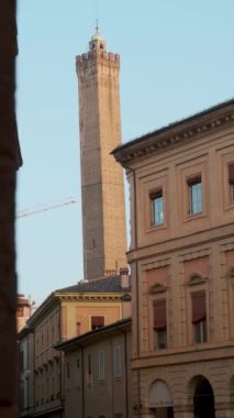 Torre degli Asinelli kulesi, Bologna 'nın eski kasabası, Emilia Romagna, İtalya, gün doğumunda. İtalyan şehri Bologna 'da ünlü iki kule. Dikey oryantasyon. Avrupa 'da seyahat hedefi.