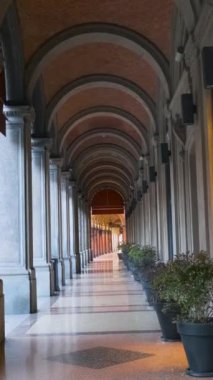 İtalya, Emilia Romagna, Bologna 'daki Portico sütunları. Porticolar kemerli yol. Dikey oryantasyon. Avrupa 'da seyahat hedefi.