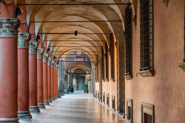 İtalya, Emilia Romagna, Bologna 'daki Piazza Santo Stefano' daki Portico sütunları. Porticolar kemerli yol. Avrupa 'da seyahat hedefi.