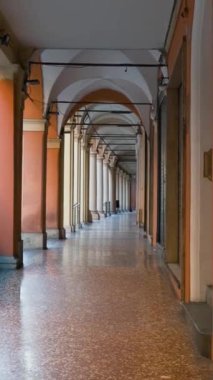 İtalya, Emilia Romagna, Bologna 'daki Piazza Santo Stefano' daki Portico sütunları. Porticolar kemerli yol. Dikey oryantasyon. Avrupa 'da seyahat hedefi.