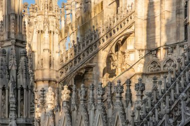 Milan Katedrali 'nin gotik mimarisi. Kuleleri, heykelleri, zirveleri, uçan payandaları ve süslü balyaları var. Milan, Lombardia, İtalya. Duomo di Milano 'ya ayrıntılı bir şekilde yaklaş.