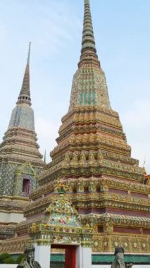 Tayland, Bangkok 'taki Wat Pho Tapınağı Kompleksi' nde Tayland Stupas. Geleneksel Budist mimarisi, Asya. Yaslanmış Buda 'nın Tapınağı. Dikey oryantasyon. Popüler seyahat simgesi.