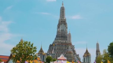 Wat Arun, Bangkok 'taki Şafak Tapınağı Tayland, Asya' daki geleneksel Budist mimarisi. Popüler seyahat simgesi .