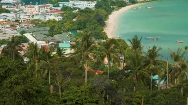Andaman Denizi, Krabi, Tayland 'daki Ko Phi Phi Don adasının turkuaz su körfezi. Yukarıdan bak. Popüler turistik tatil beldesi.