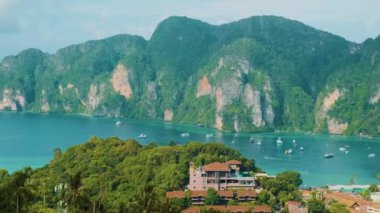 Andaman Denizi, Krabi, Tayland 'daki tatil köyleri ve yatlarıyla tropikal ada Phi Phi Don' un panoramik manzarası. Hava görüntüsü. Popüler turistik tatil beldesi.
