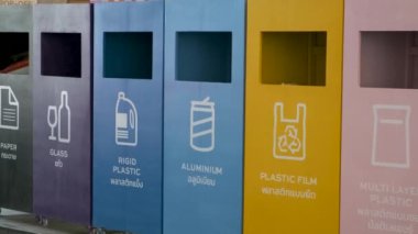 Cam, katı plastik, alüminyum, plastik film ve halka açık bir alan olan Bangkok, Tayland 'da çok katmanlı plastikler için renk kodlu geri dönüşüm kutuları. Sıfır atık, sürdürülebilir yaşam tarzı