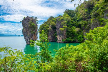 Tayland 'da Phuket yakınlarındaki James Bond adası. Tayland, Phang Nga Körfezi 'nde kaya oluşumları olan Khao Phing Kan adası. Asya 'da popüler seyahat ve turistik durak.