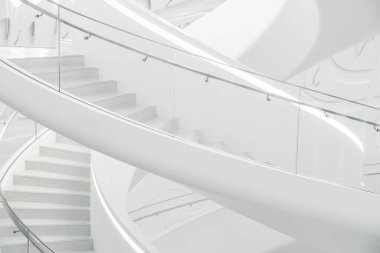 Geleceğin Müzesi 'nde düz kıvrımlı ve geometrik şekilli minimalist beyaz spiral merdiven, alt manzara. Dubai şehrinde modern iç tasarım, Birleşik Arap Emirlikleri. Simetri ve