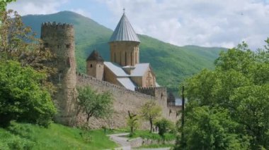 Gürcistan, Kafkasya 'da ortaçağ Ortodoks kilisesi olan Ananuri kalesi kompleksi. Tiflis yakınlarındaki Aragvi Nehri 'ndeki Ananuri Şatosu