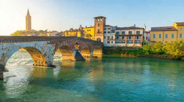 Verona 'daki Ponte Pietra tarihi Roma kemer köprüsünün panoramik manzarası Adige nehri boyunca Saint Anastasia Kilisesi' nin Bell Kulesi ve Veneto, İtalya 'daki ortaçağ binaları ile birlikte. İtalyan şehir manzarası. Seyahat