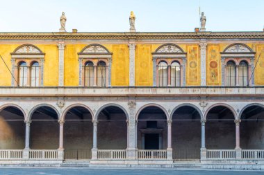 İtalya 'nın Veneto kenti Piazza dei Signori Verona' da tarihi Loggia del Consiglio sarı binası. Konseyin Loggia 'sı. Rönesans