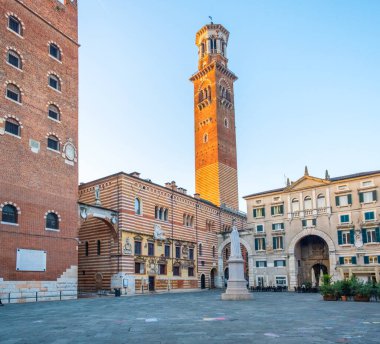 Verona eski kasaba meydanı Piazza dei Signori Dante Alighieri heykeli, Lamberti kulesi ve Palazzo della Ragione ile kimse olmadan, Veneto, İtalya. Klasik mimarisi olan İtalyan meydanı. Turist ve seyahat