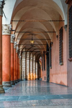 İtalya, Emilia Romagna, Bologna 'daki Piazza Santo Stefano' daki Portico sütunları. Porticolar şehir meydanında kemerli geçitten geçtiler. İtalyan mimarisi. Dikey oryantasyon. Avrupa 'da seyahat hedefi.