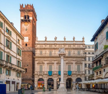 Lamberti saat kulesi olan İtalyan meydanı ve Verona, Veneto, İtalya 'da antik binaları olan klasik mimari. Fontana di Madonna 'dan Piazza delle Erbe. Turizm ve seyahat beldesi.