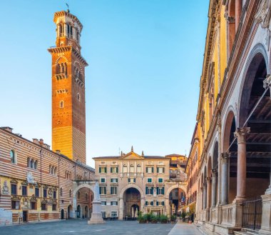 Dante Alighieri heykeli, Lamberti kulesi ve Veneto, İtalya 'daki Palazzo della Ragione ile Verona eski kasaba meydanı Piazza dei Signori. Klasik mimarisi olan İtalyan meydanı. Turizm ve seyahat beldesi