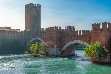 İtalya 'nın Veneto kentindeki Adige nehri boyunca uzanan Verona şehrindeki Castelvecchio köprüsü. Ponte Scaligero. İtalyan şehir manzarası. Avrupa 'da seyahat hedefi.