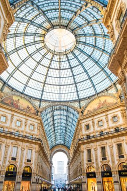 Milan, İtalya - 30 Ekim 2024: Milano, İtalya 'daki Galleria Vittorio Emanuele II. Büyük cam kubbesi ve dekoratif detaylarıyla en eski İtalyan alışveriş merkezi neoklasik mimarisi