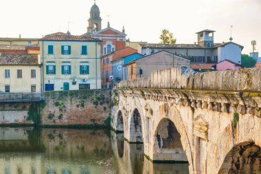 Tiberius Köprüsü, Marecchia Nehri üzerinde gün doğumunda Rimini, Emilia-Romagna, İtalya 'da. Ortaçağ mimarisi ve Ponte di Tiberio ile İtalyan şehri. Turizm ve seyahat beldesi.