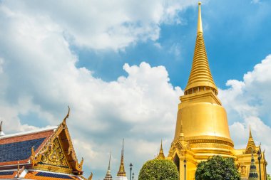 Phra Sri Rattana Chedi altın stupa Zümrüt Buda Tapınağı, Tayland 'ın en kutsal Budist tapınağı olan Wat Phra Kaew' da bulunmaktadır. Geleneksel Budist mimarisi ve kültürü