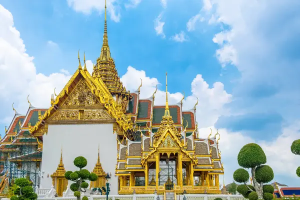 Bangkok, Tayland 'daki Grand Palace' ın süslü altın çatıları, karmaşık detaylar, bronz fil heykelleri ve dekoratif sokak lambalarıyla geleneksel Tayland mimarisini gözler önüne seriyor. Seyahat ve turistik