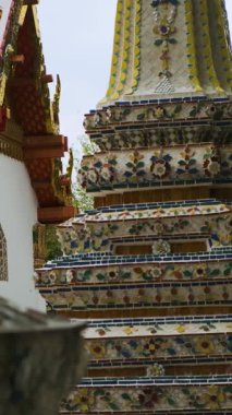 Tayland, Bangkok 'taki Wat Pho Tapınağı Kompleksi' nde Tayland Stupas. Geleneksel Budist mimarisi, Asya. Yaslanmış Buda 'nın Tapınağı. Dikey oryantasyon. Popüler seyahat simgesi.