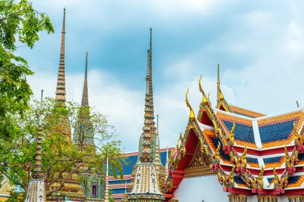 Tayland 'ın Wat Pho Tapınağı Kompleksi' nde Tayland 'da geleneksel Budist mimarisi ile birlikte. Yaslanmış Buda 'nın Tapınağı. Popüler turizm simgesi.