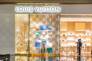 Bangkok, Tayland - 18 Şubat 2025: Louis Vuitton lüks moda butik mağazası şık el çantası vitrinleri ve Bangkok 'taki alışveriş merkezinde yeni koleksiyonu olan mankenler.