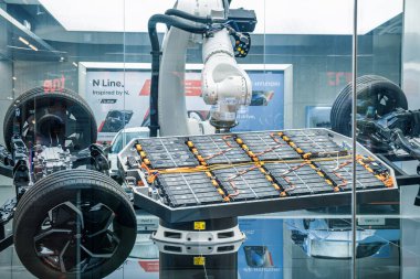 Bangkok, Tayland - 21 Şubat 2025: Robotik silah montajı, lityum EV bataryası ve Hyundai 'nin elektrikli araç platformunu gösteren yüksek teknolojili otomotiv üretimi