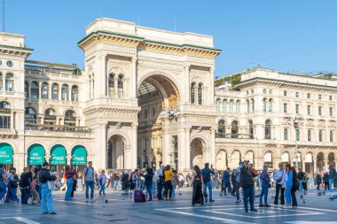 Milan, İtalya - 30 Ekim 2024: Güneşli bir günde Milano, Lombardiya, İtalya 'da Katedral meydanında Galleria Vittorio Emanuele' nin ana giriş kemeri. Alışveriş salonu olan Piazza del Duomo.