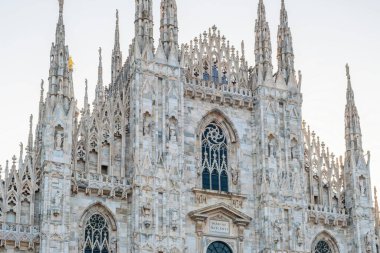 Milan Katedrali 'nin ön cephesi sabah Milano, Lombardy, İtalya. Duomo di Milano ile Piazza del Duomo ve karmaşık Gotik mimarisi. Kapat..