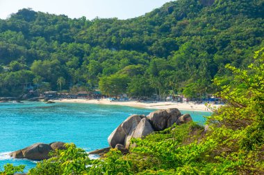 Turkuaz su okyanusuyla Silver Beach 'in havadan görünüşü yemyeşil kayalık kıyı şeridi. Tayland 'daki Koh Samui adasındaki Crystal Bay kumlu plajı. Asya 'da yaz tatili.