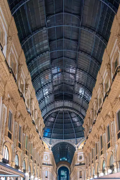 Geceleri İtalya 'nın Milano kentinde bulunan Galleria Vittorio Emanuele II' nin içinde. Büyük cam kubbesi ve Milano şehrindeki dekoratif detayları olan en eski İtalyan alışveriş merkezi neoklasik mimarisi. Dikey