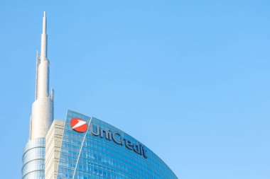 Milan, İtalya - 30 Ekim 2024: İtalya 'nın Milano kentindeki Porta Nuova finans bölgesindeki Unicredit bankasının modern cam ofis binasının kapanışı. Gelecekçi, yenilikçi ve