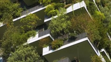 Yeşillik ve ağaçların modern mimariye entegre olduğu dikey orman binası Milan, İtalya. Dikey bahçe ve peyzaj, yenilikçi mimari, kentsel sürdürülebilirlik.