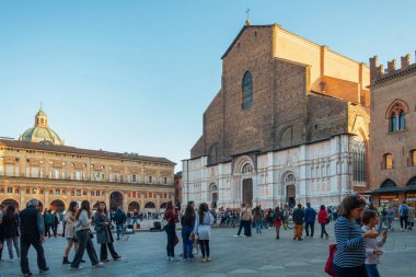 Bologna, İtalya - 31 Ekim 2024: Piazza Maggiore ile Bologna eski kasabası, Emilia Romagna, İtalya. San Petronio Bazilikası ile Palazzo dei Banchi ve San Pietro Bazilikası Kubbesi.