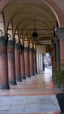 İtalya, Emilia Romagna, Bologna 'daki Piazza Santo Stefano' daki Portico sütunları. Porticolar kemerli yol. Dikey oryantasyon. İtalyan mimarisi. Avrupa 'da seyahat hedefi.