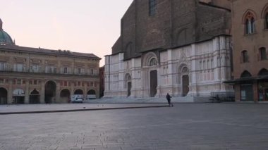 Bologna, İtalya - 1 Kasım 2024: Piazza Maggiore ile Bologna eski kasabası, Emilia Romagna, İtalya. San Petronio Bazilikası gün doğumunda şehir meydanında. İtalyan mimarisi. Gidilecek yer