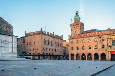 Piazza Maggiore, Emilia Romagna, İtalya 'da Palazzo dAccursio' lu Bologna eski kasabası. Gündoğumunda şehir meydanındaki kulede büyük saati olan belediye binasında kimse yoktu. Avrupa 'da seyahat hedefi.