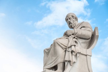 Atina Akademisi 'nden Plato Heykeli, mavi gökyüzüne karşı Yunanistan. Popüler Yunan simgesi ve seyahat noktası.