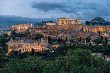 Atina 'nın Akropolis ve Parthenon tapınağının gece Atina, Yunanistan' daki hava manzarası. Alacakaranlıkta antik Yunan mimarisi. Popüler seyahat hedefi.